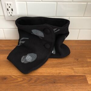 Noujica 2-button cowl scarf